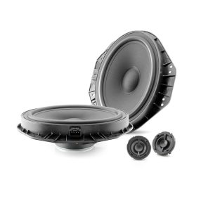 FOCAL CAR IS FORD 690